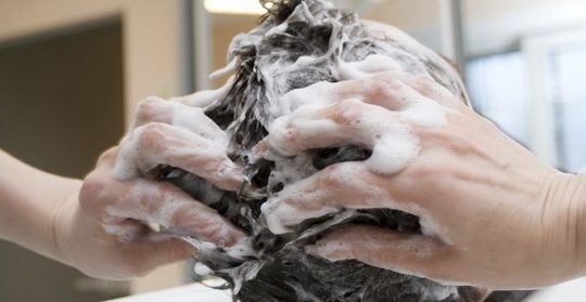 كيفية غسل شعرك بطريقة صحيحة